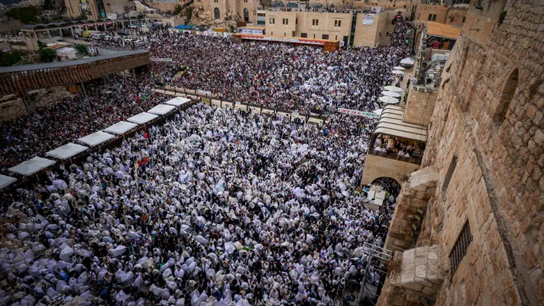 Over 50,000 participate in Priestly Blessing at Western Wall