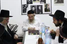 Video: Top Lithuanian-haredi rabbi enjoys hasidic tune