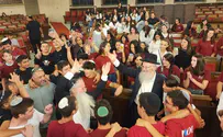 Tzfat Chief Rabbi gets off stage to dance at OU selichot event