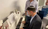 Smotrich plays 'Hatikva' on the piano