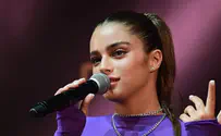 Israeli singer Noa Kirel sings the national anthem in Brooklyn