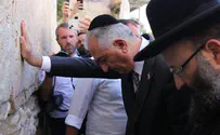 Iranian Crown Prince prays at the Western Wall
