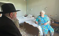 Chief rabbi visits Jewish woman hit by Russian shelling