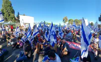 Anti-government protesters attempt to block entrance to Knesset