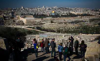 Arabs attack haredi journalist on Mount of Olives