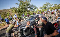 Video: Protesters surround Justice Min.'s car
