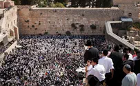 Tens of thousands flood Kotel for Priestly Blessing