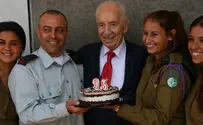 Soldiers surprise Shimon Peres with present for 93rd birthday