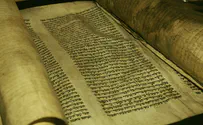 Brooklyn: Torah scrolls stolen by kippah-clad thief