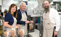 US ambassador joins Chabad to pack food for Israeli needy