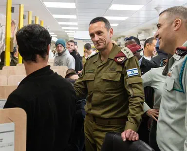 As reservist protests continue, IDF chief meets new recruits