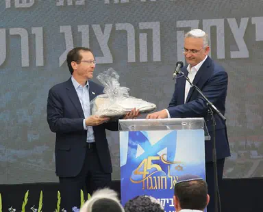 President Herzog visits Beit El, meets Rosh Yeshiva
