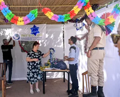 IFCJ Brings IDF Personnel to Seniors to Help Celebrate Sukkot