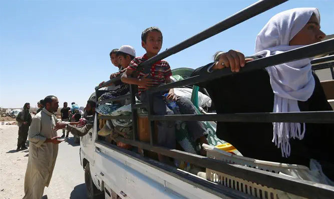 Civilians flee Syria's Manbij