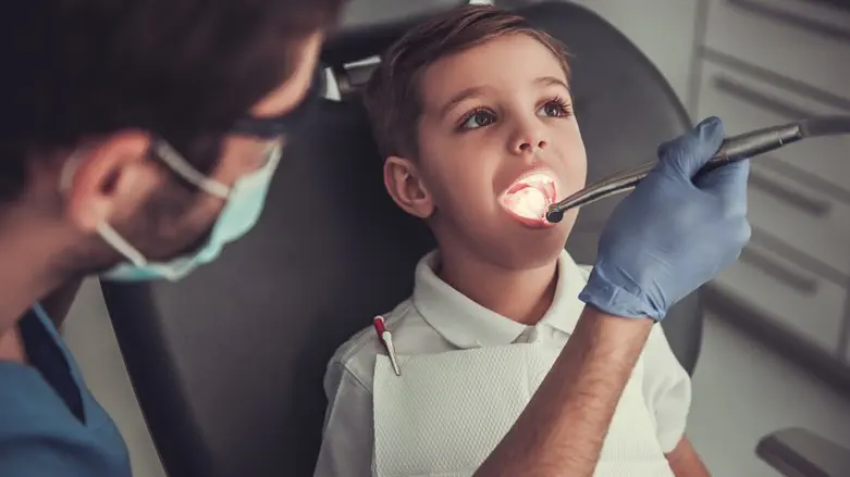 Child at dentist (illustrative)