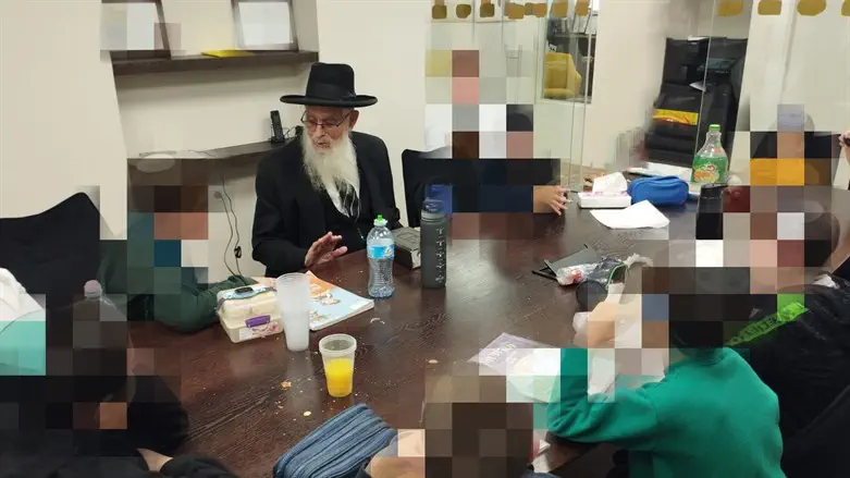 Rabbi Yaakov Ariel with students in the class