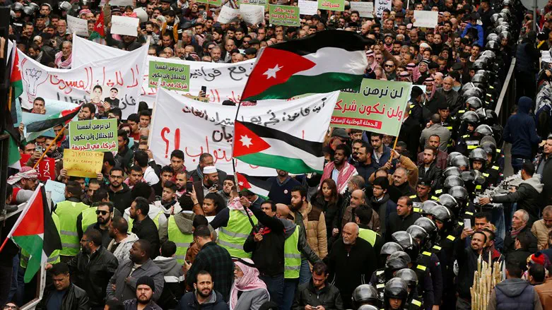 Jordanians protest against agreement to import natural gas from Israel