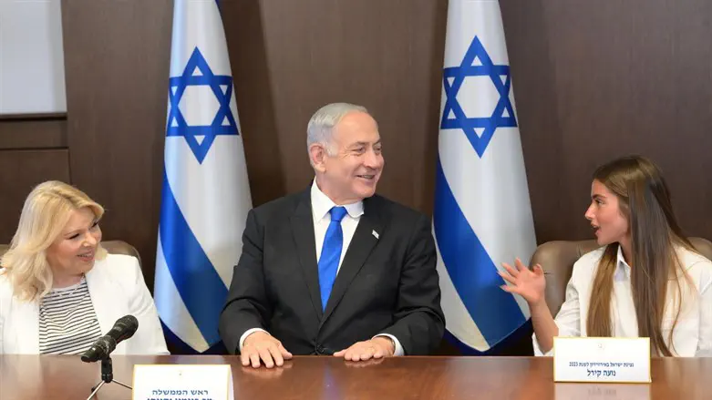 Noa Kirel with Netanyahu and his wife
