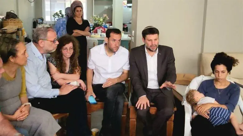 Yossi Dagan and Bezalel Smotrich pay a condolence visit to Tal Tamari, Meir Tamari's widow