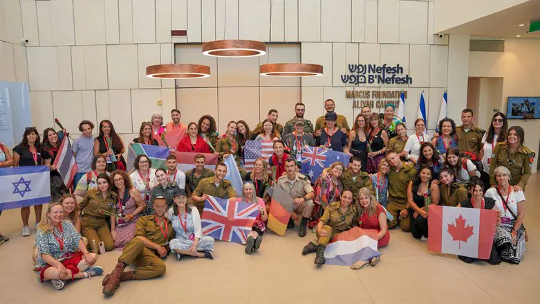 A group shot of lone soldiers posing with their mothers at the Nefesh B'Nefesh campus.