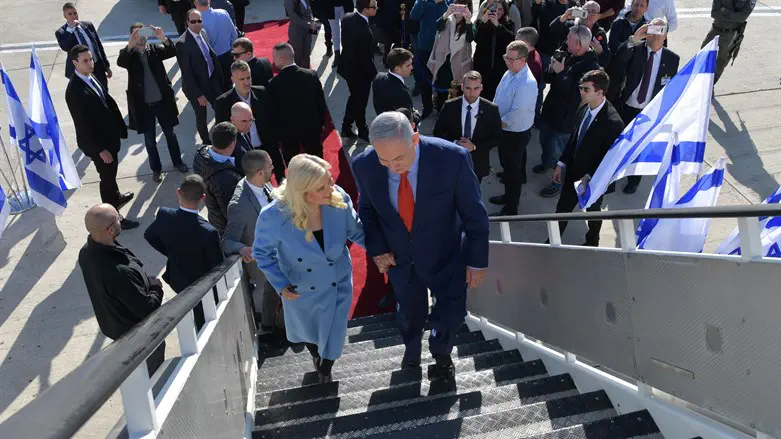 Prime Minister Netanyahu bording a plane with his wife Sara
