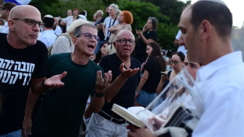 Disturbance at Tel Aviv prayer service 