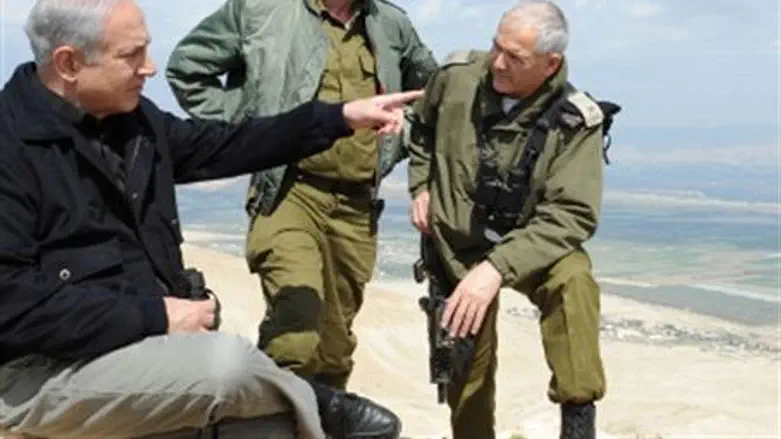 Netanyahu with IDF officers in tour of Jordan