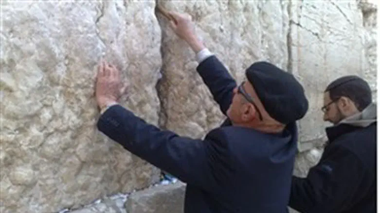 Notes being removed from the Kotel
