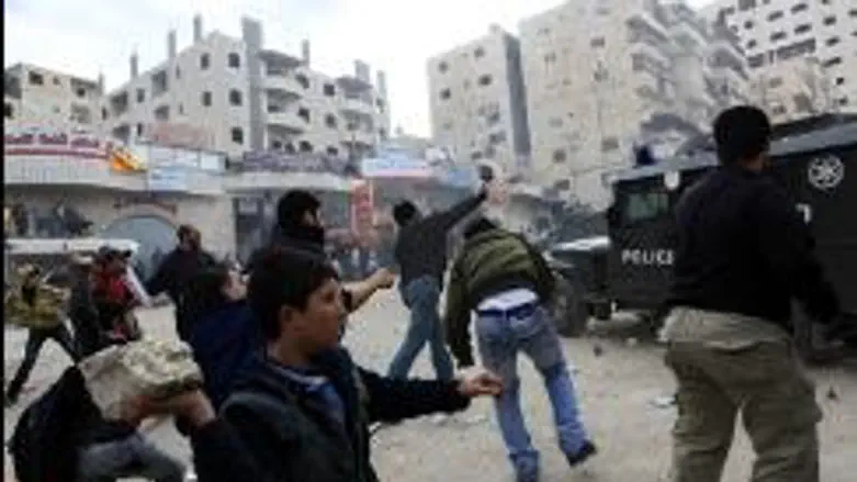 Arabs hurl building blocks at police