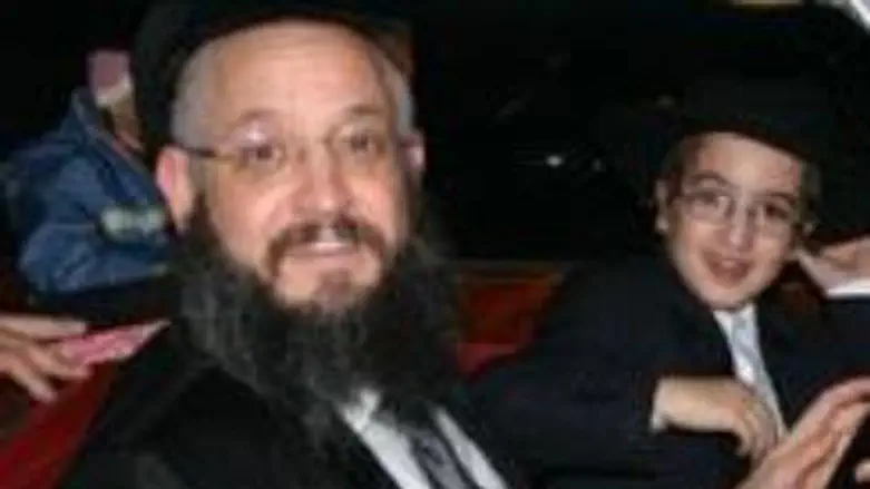 Rabbi Dov Gruzman and his son (file photo) 
