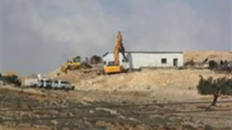 Illegal Arab outpost being demolished
