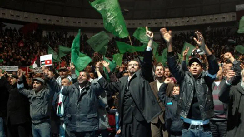 Tunisians cheer on Hamas PM Ismail Haniyeh