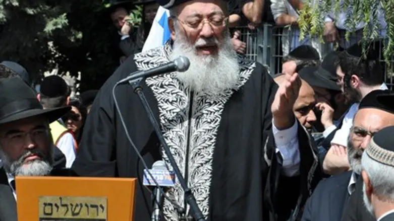 Rabbi Amar at Funeral