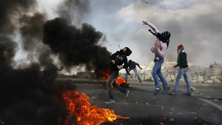 PA Arabs riot on Land Day