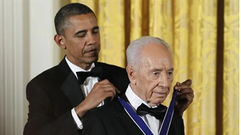 Obama presents Medal of Freedom to Peres