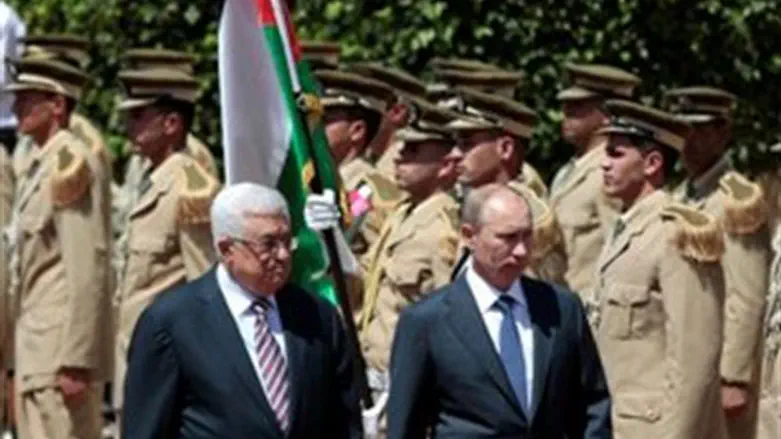  Abbas and Putin walk past an honor guard in 