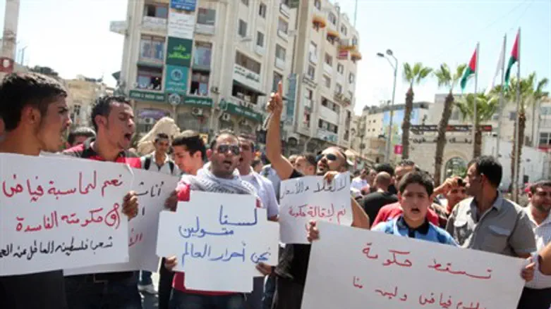 Anti-Fayyad slogans at Ramallah protest
