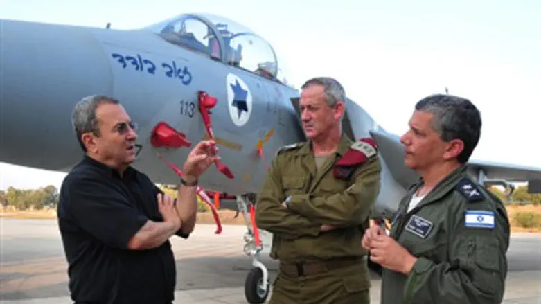 Barak with IDF, IAF chiefs at Tel Nof