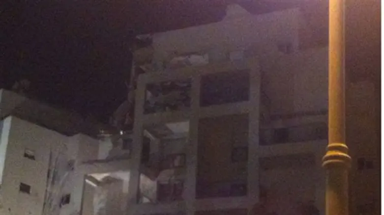 Building in Rishon LeZion hit by Gaza missile