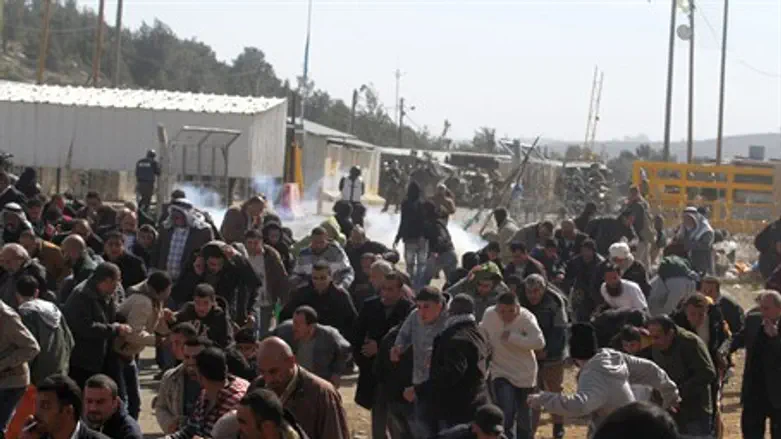 Arabs riot near Ofer Prison Thursday