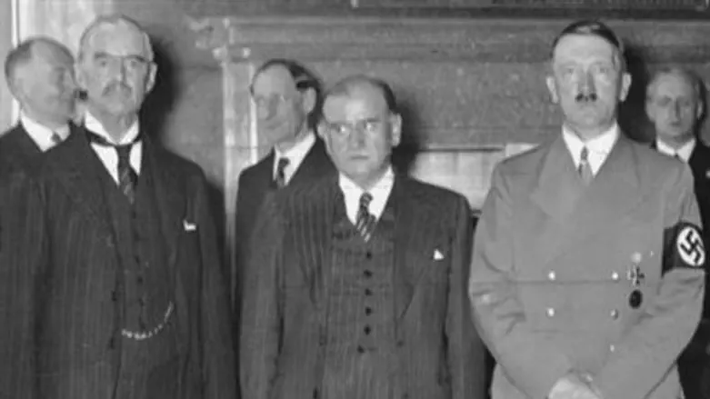 Chamberlain, at left.