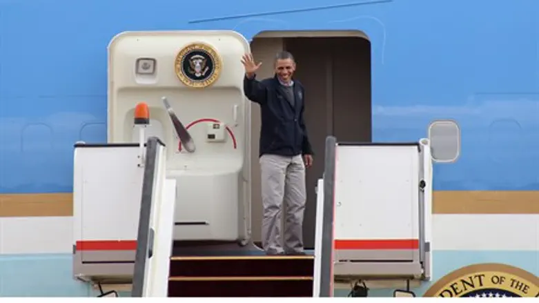 Obama waves from Air Force One
