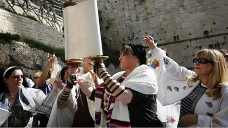 Women of the Wall with Torah at Kotel (file)