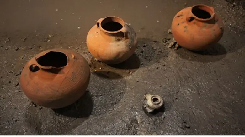 The clay pots found near Robinson's arch