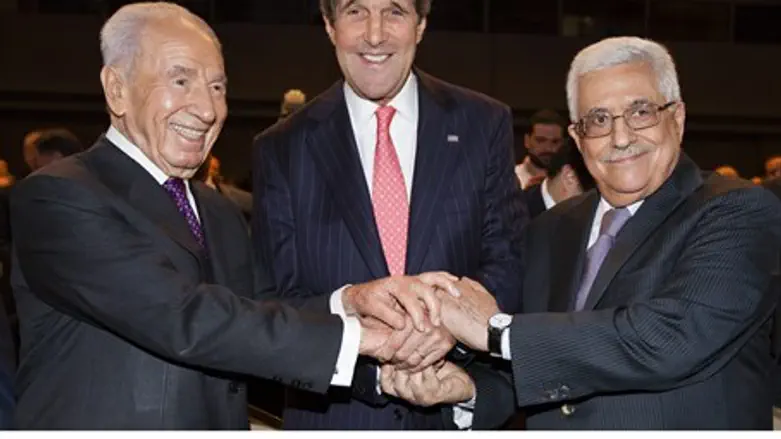Shimon Peres, John Kerry and Mahmoud Abbas at