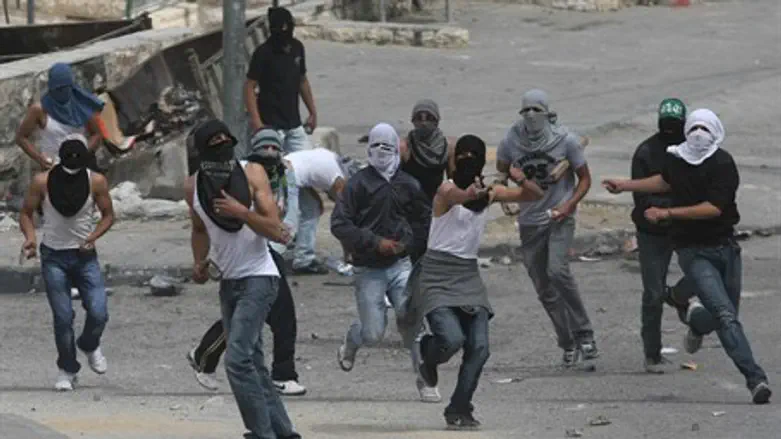 (Illustration) Arab rioters in Jerusalem