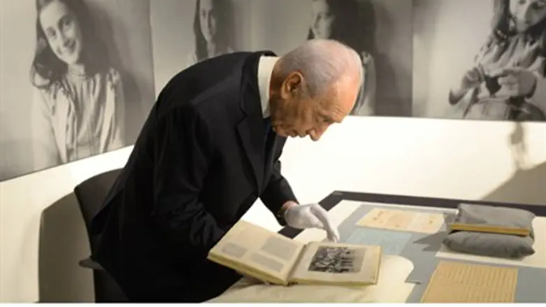 President Shimon Peres visits the Anne Frank 