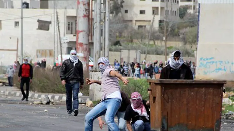Arab rioters throwing rocks (illustration)
