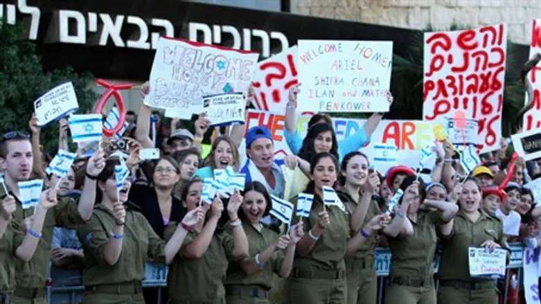 IDF soldiers welcoming immigrants (illustrati