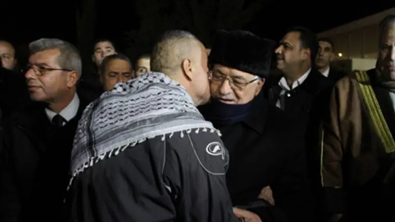 Mahmoud Abbas hugs freed terrorist